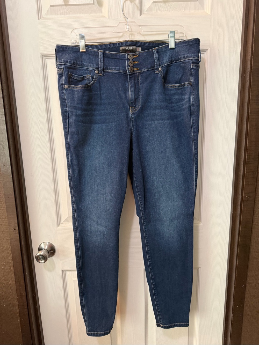 Torrid Feel The Fit Super Soft Denim Jeggings. Plus size 16